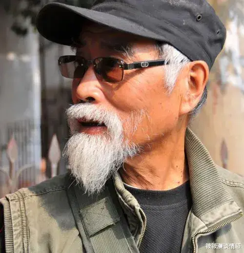 62岁大爷拒绝美貌女邻居的示爱,大爷:我虽然老但并不糊涂