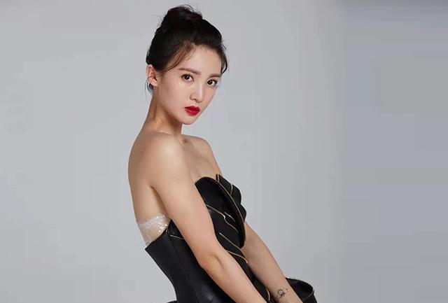 金晨|金晨穿低领长裙拍大片，“手握皮鞭”惹争议，被质疑打擦边球