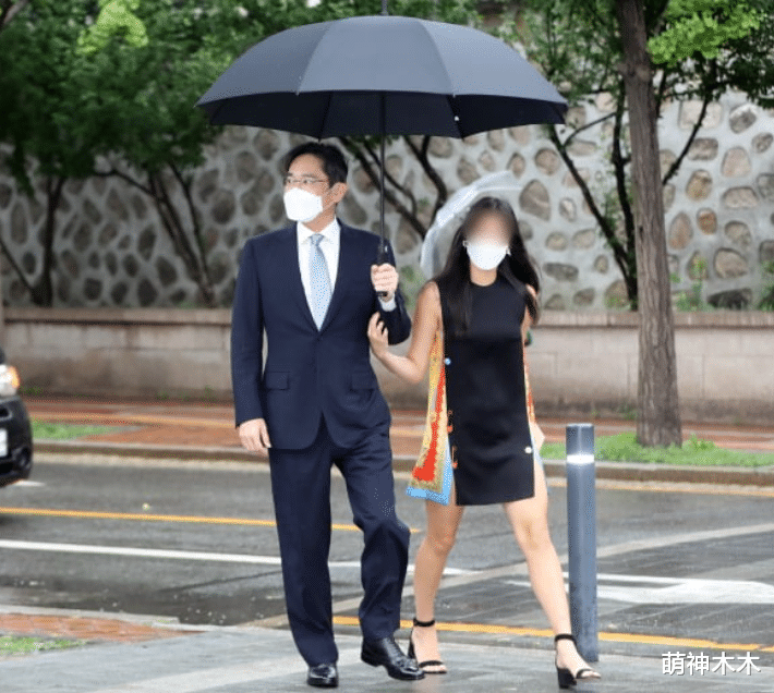 |三星最小继承人罕见露面，穿短裙参加婚礼，韩国网友指责她不礼貌