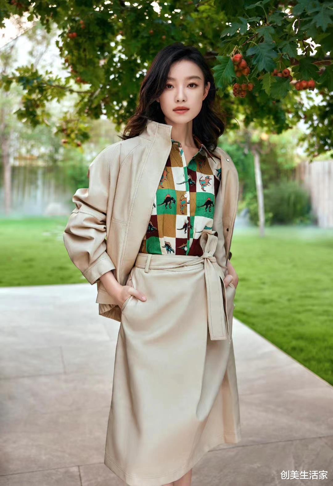 倪妮|倪妮秋装写真,穿杏色夹克内搭拼色花衬衫配套装裙,利落酷飒