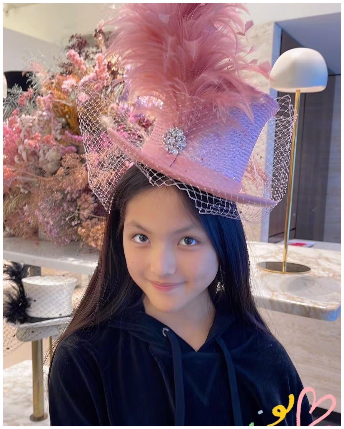 王诗龄|13岁王诗龄脱掉婴儿肥像公主，名牌傍身被李湘宠大的女孩真不错