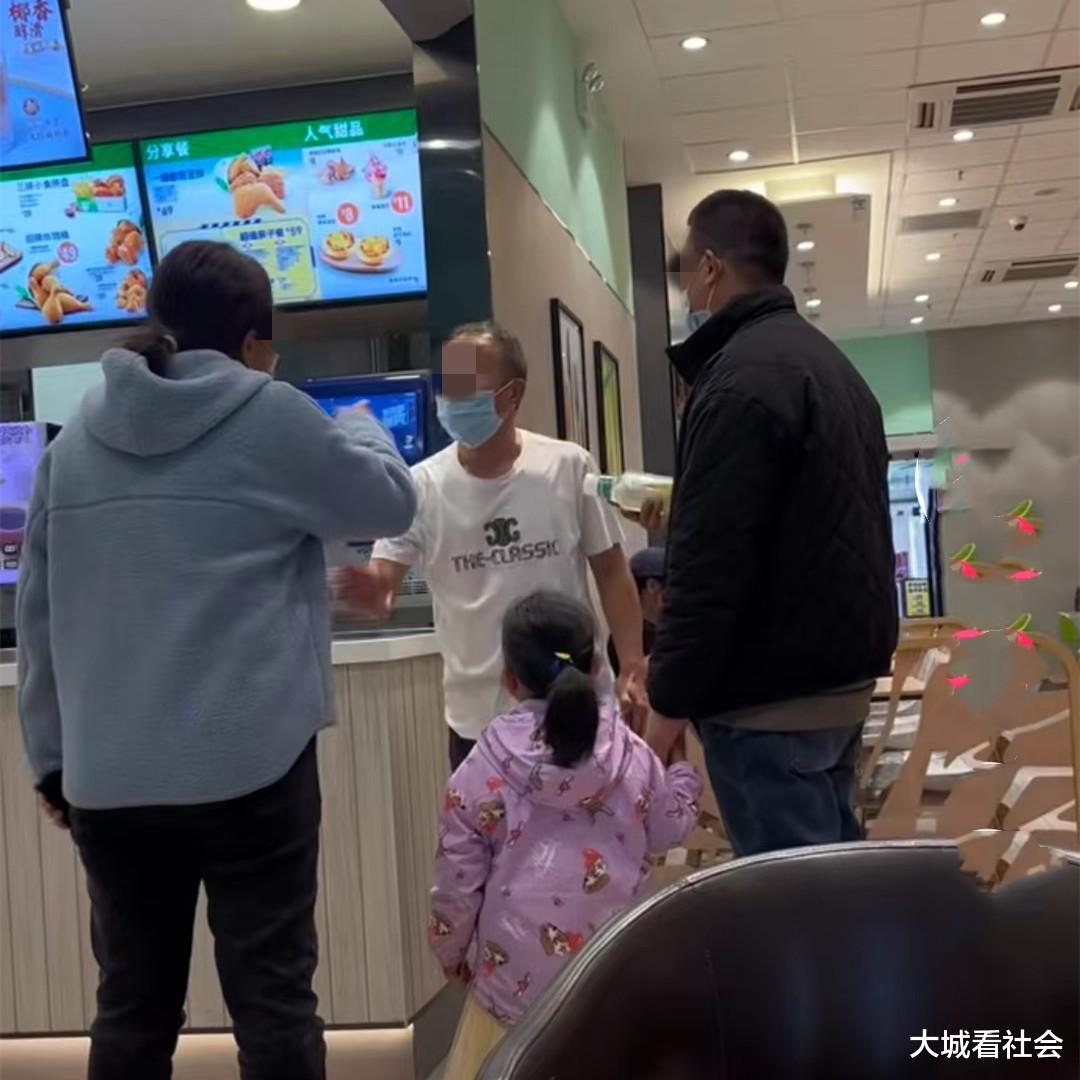 想借道被骂?黑龙江一男子进店没扫码,转头出去时莫名被老板骂