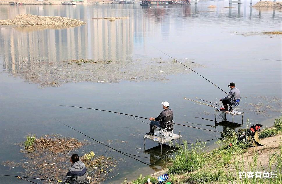 |初春钓鱼究竟钓深还是钓浅？找准这些位置巧妙打窝，钓获比平时多