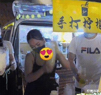女子夜市卖柠檬茶,着装“清凉”引关注,顾客付钱后也不愿离开