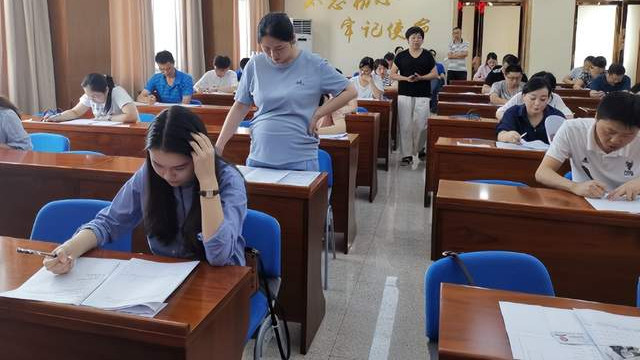 云南|云南一对夫妻因“考编百余次”火了，妻子挺着肚子，报考特岗教师