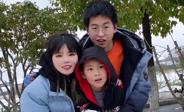 原生家庭|孙卓放暑假,归家大半年气质明显有变化,弟弟夏令营十分抢镜