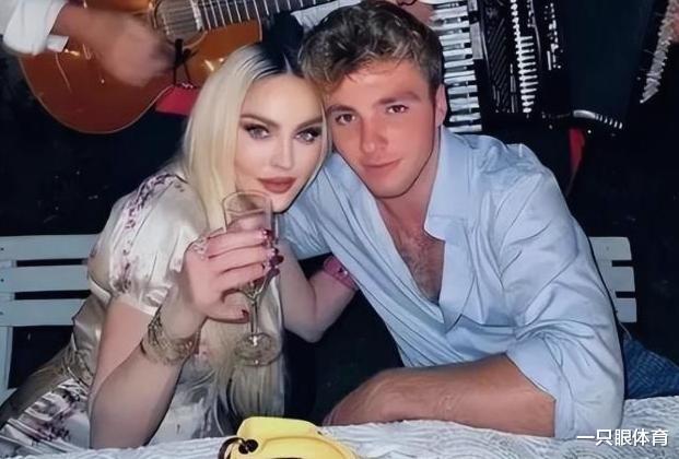 麦当娜|64岁麦当娜显怪异!与黑人养子自拍,非洲度假晒床照,过度整容