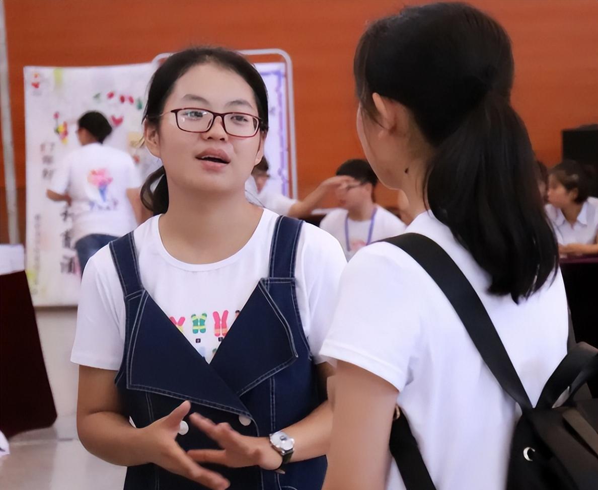 00后女大学生“做宿舍美甲”,收入随之曝光,谁羡慕了我不说