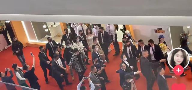 高圆圆|高圆圆现身商演，一袭白裙显得温文尔雅，受到众多粉丝的欢迎