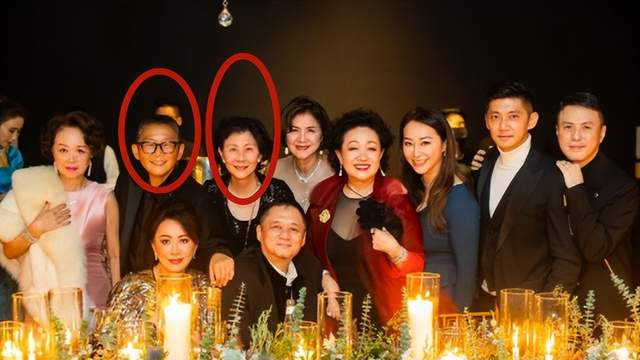 何超琼|两大“奇女子”罕有同框！何超琼知己酷劲十足，李嘉诚知己好优雅