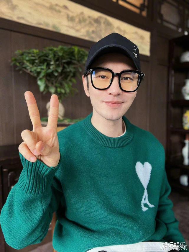 黄晓明|黄晓明给妈妈过节，离婚后首曝现居住的豪宅，跟女星合照抢镜