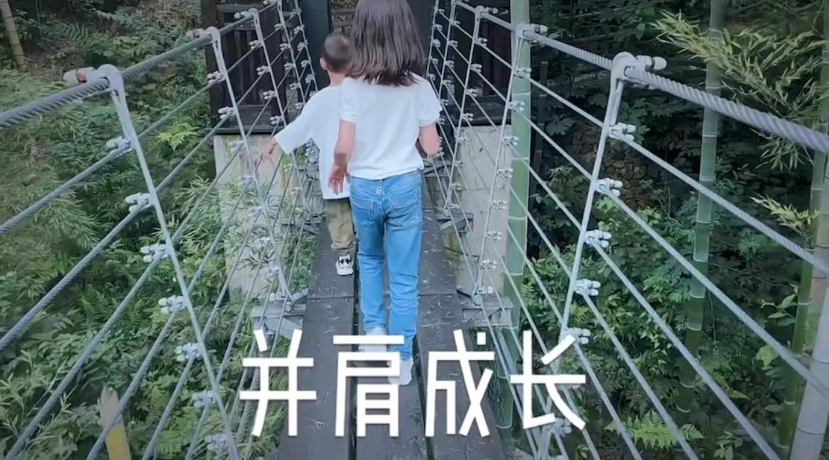 孙莉|孙莉带俩儿女游动物园,多妹对弟弟照顾有加,互动温馨有爱