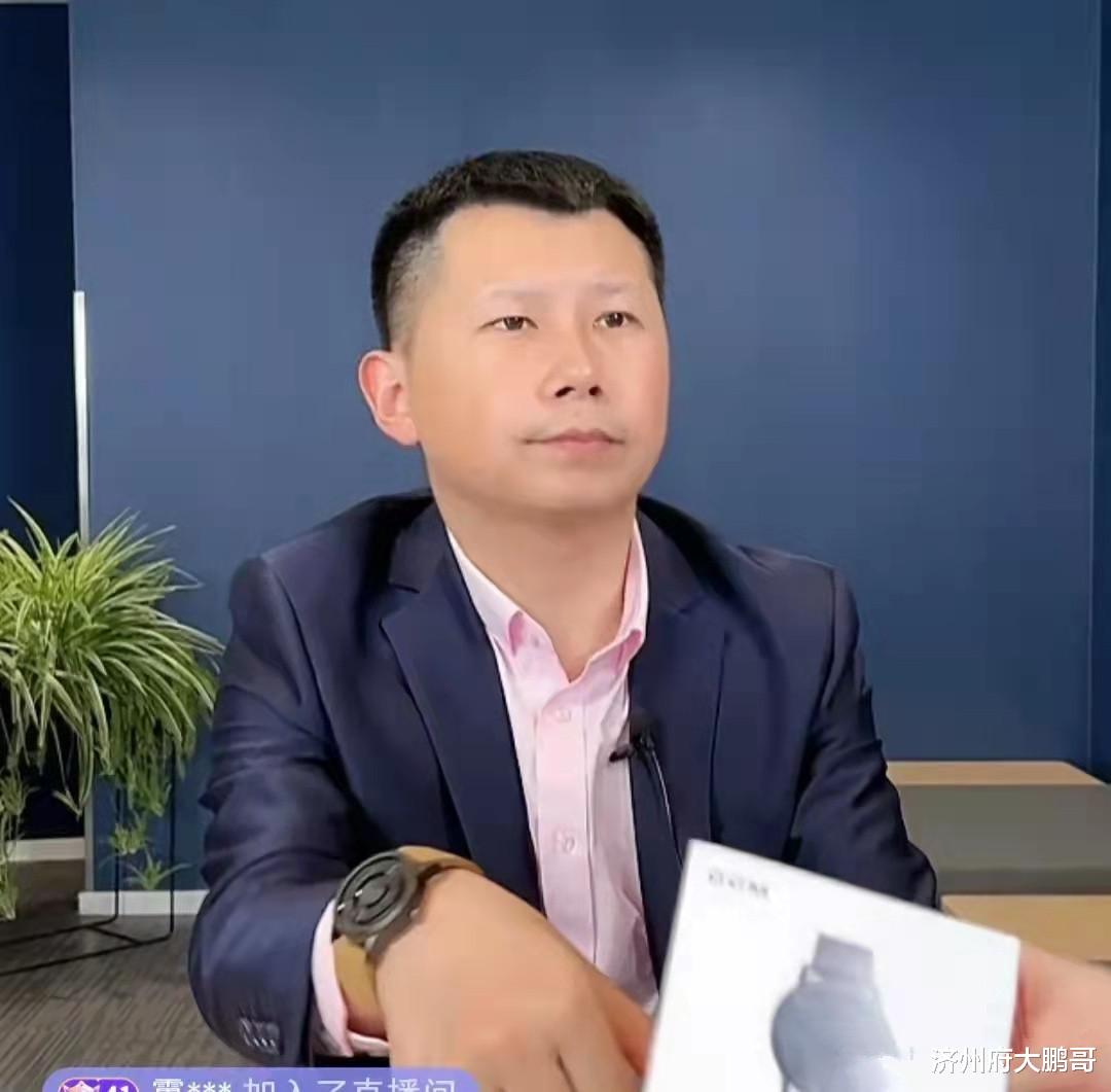 |何沄伟直播卖“高端手表”,三千网友注视下,表现尴尬效果不佳