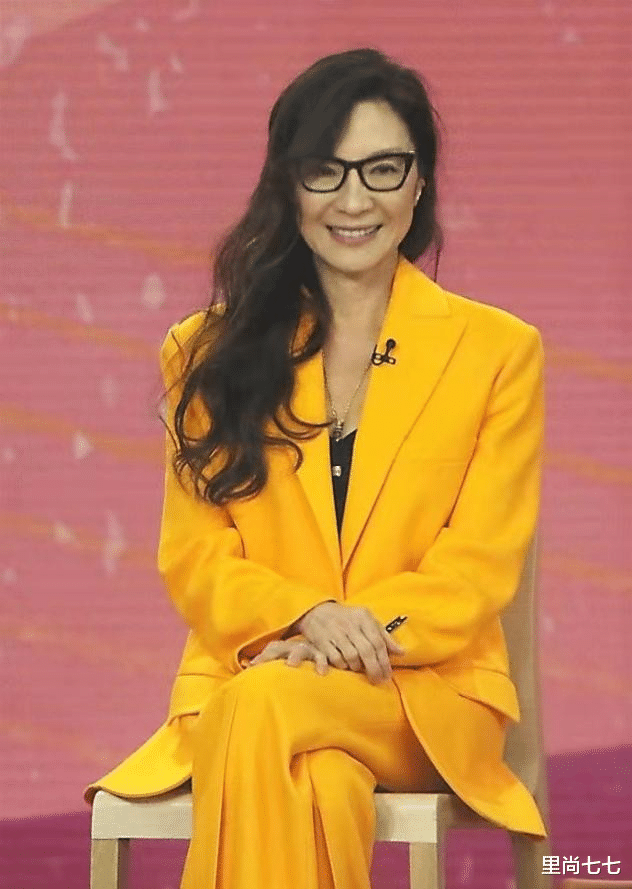 杨紫琼|杨紫琼痊愈后首露面，面色蜡黄好憔悴，拇指外翻踩驴蹄鞋好疼