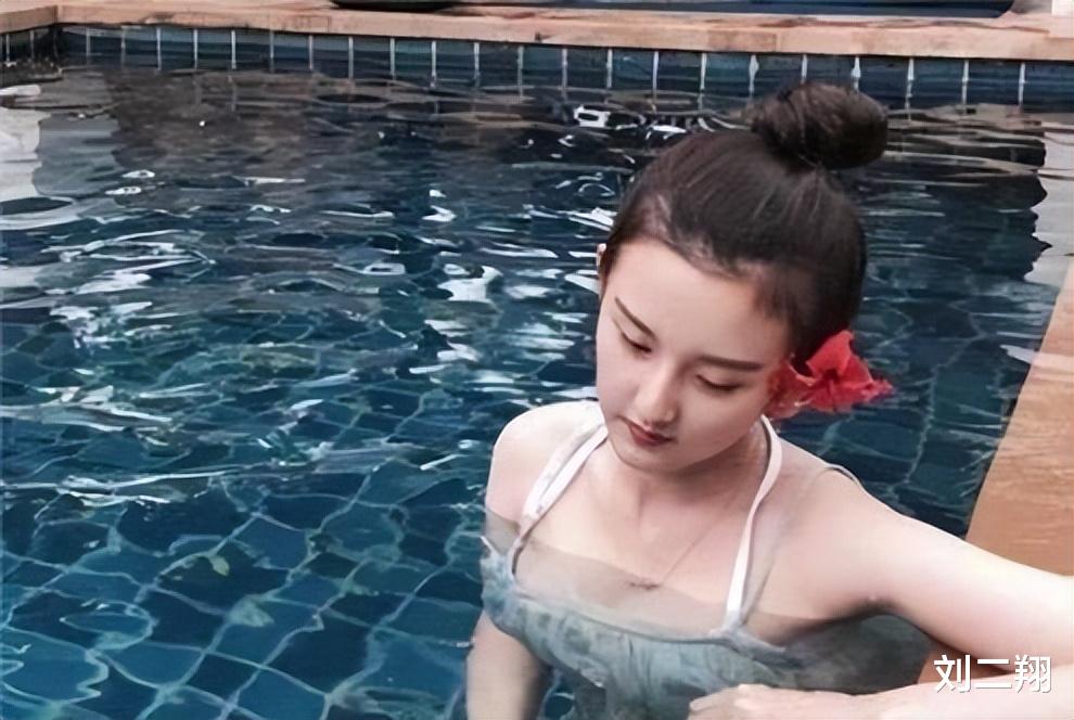 倪妮|15位女明星泳装照大不同：杨幂大秀火辣身材，关晓彤格外保守