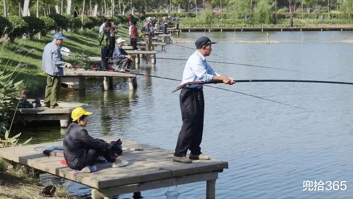 男子在水库野钓意外钓获一条大鱼，结果大鱼成鱼饵，主动断线回家