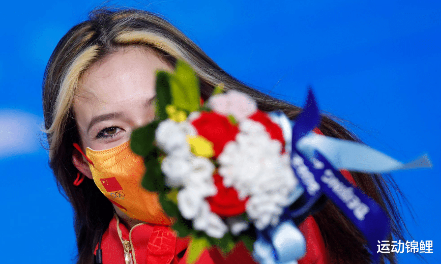 谷爱凌|第3次颁奖典礼!谷爱凌亲吻金牌,向观众送飞吻,搞怪表情惹人爱