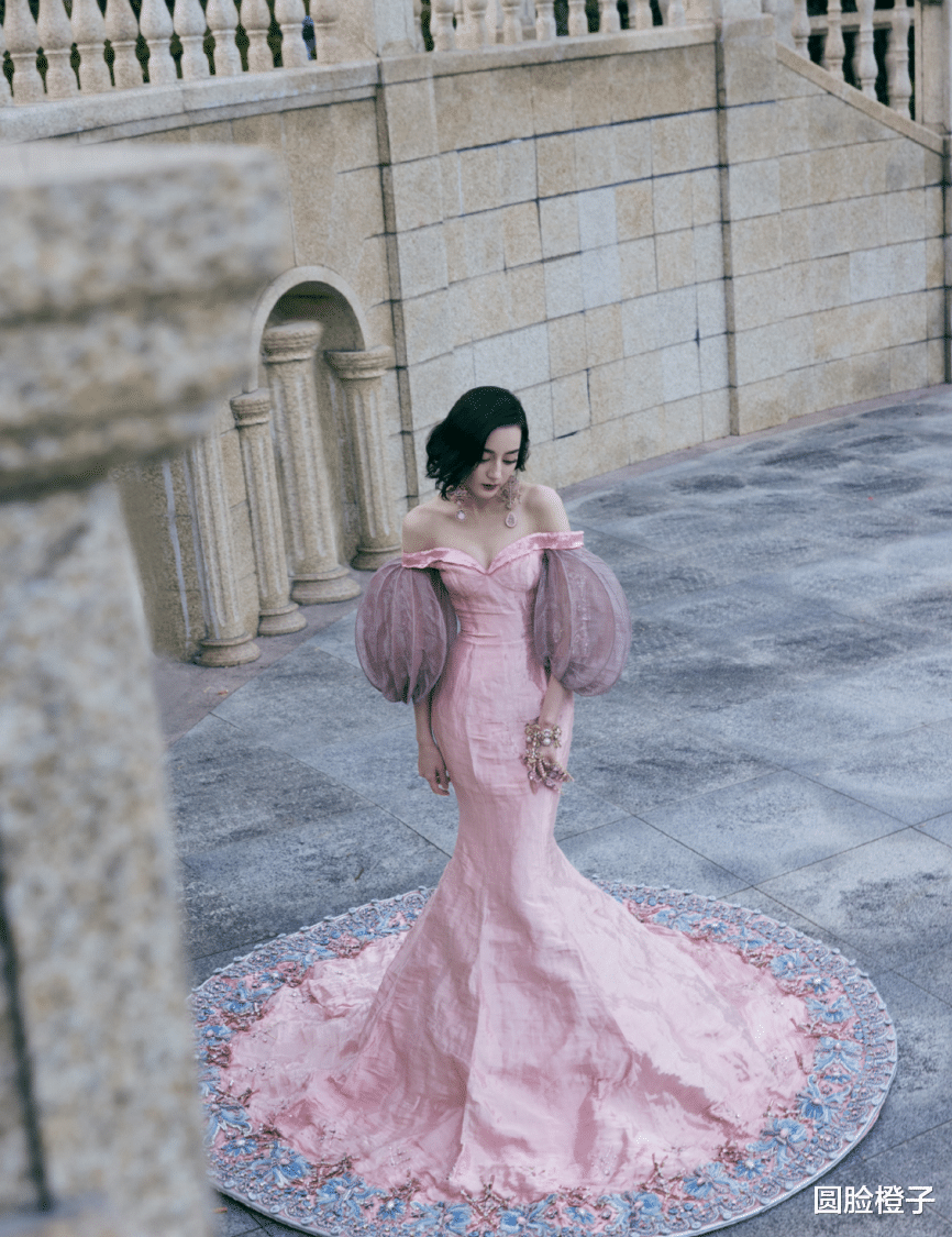 迪丽热巴|迪丽热巴又有出圈造型！一袭中国水墨画连衣裙，花瓶身材东方美人