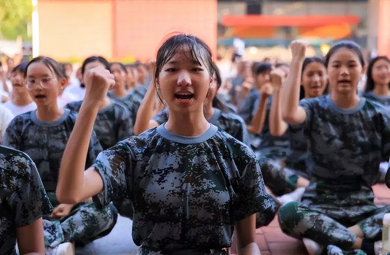女孩|中专女孩vs高中女孩,一张对比照显露差距,同样青春不同命运