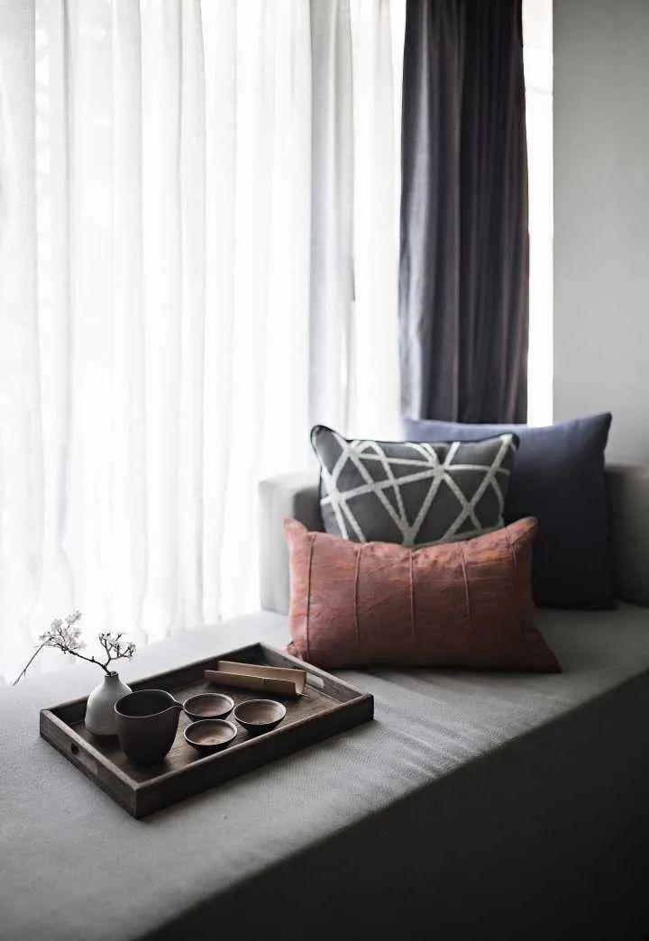 飘窗好好用,不得不说很划算,打排格子柜代替沙发,可休闲可收纳