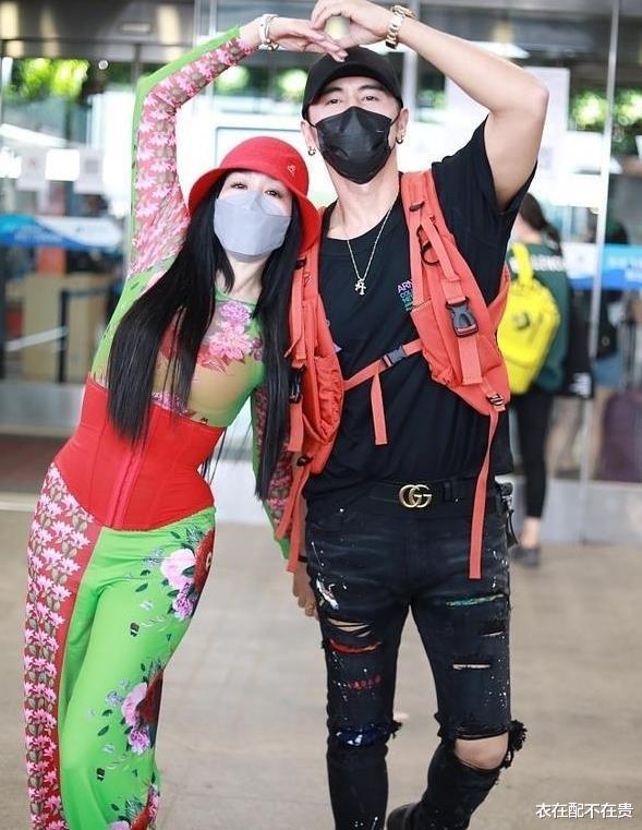 钟丽缇|钟丽缇的时尚看不懂，一身红配绿出其不意，网友：想和她撞衫都难