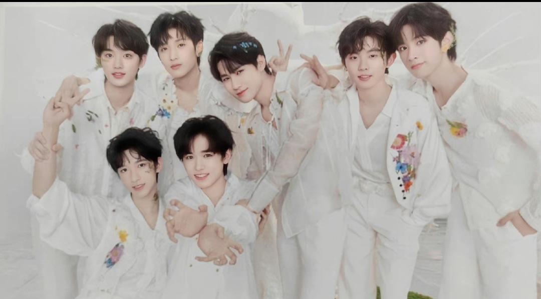 刘耀文|刘耀文过年染发了!回北京未及时染黑,露面捂得严严实实~