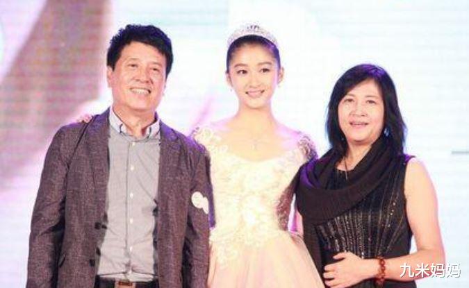 霍思燕|关晓彤穿空姐服，一双大长腿太显眼，和张小斐同款坐姿更显迷人