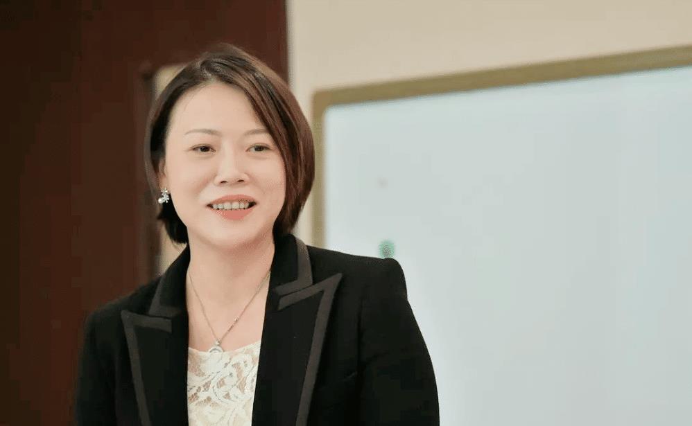 25岁坐拥千亿家产,连续七次登中国女首富榜!
