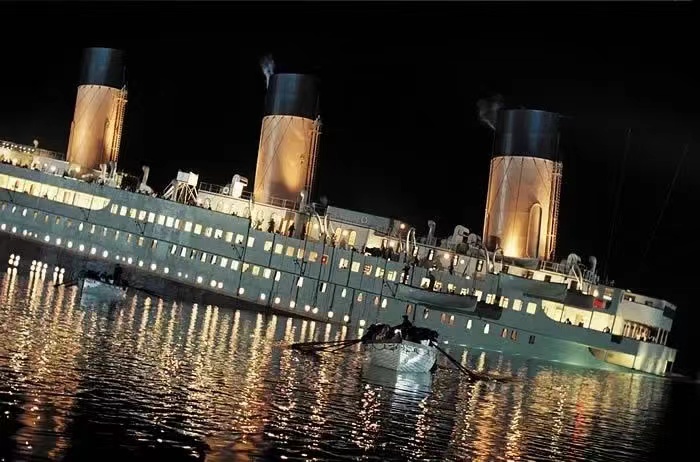 泰坦尼克号|【泰坦尼克号】杰克与露丝的爱情并不值得歌颂