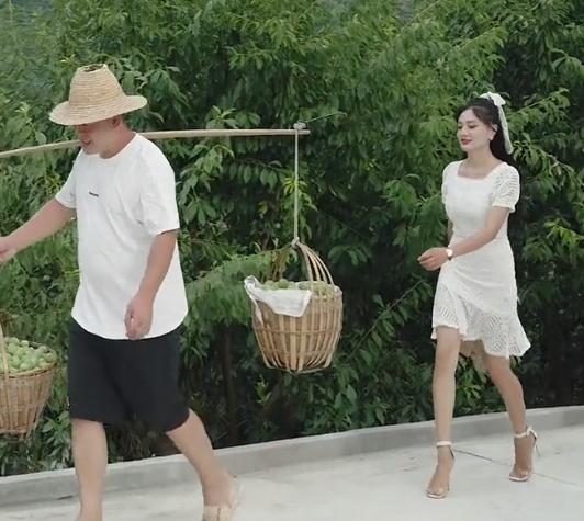 网红唐小鱼上山卖李子,在男友人面前下蹲引争议,网友:建议封杀