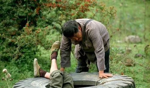 田曦薇|《落叶归根》:农工千里背尸,看似荒诞的背后,却是对人性的审判