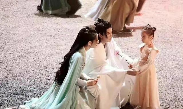 迪丽热巴|迪丽热巴任嘉伦新剧路透，CP感不及“六元一斤虾”