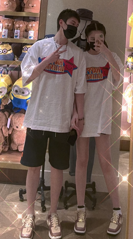 赵本山|赵本山女儿与男友牵手游玩，满脸夫妻相，造型精致穿3000元情侣鞋