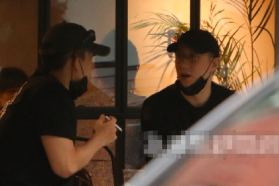 成龙|成龙现身顺义超市闲逛,独自推购物车太接地气,房祖名被疑在旁