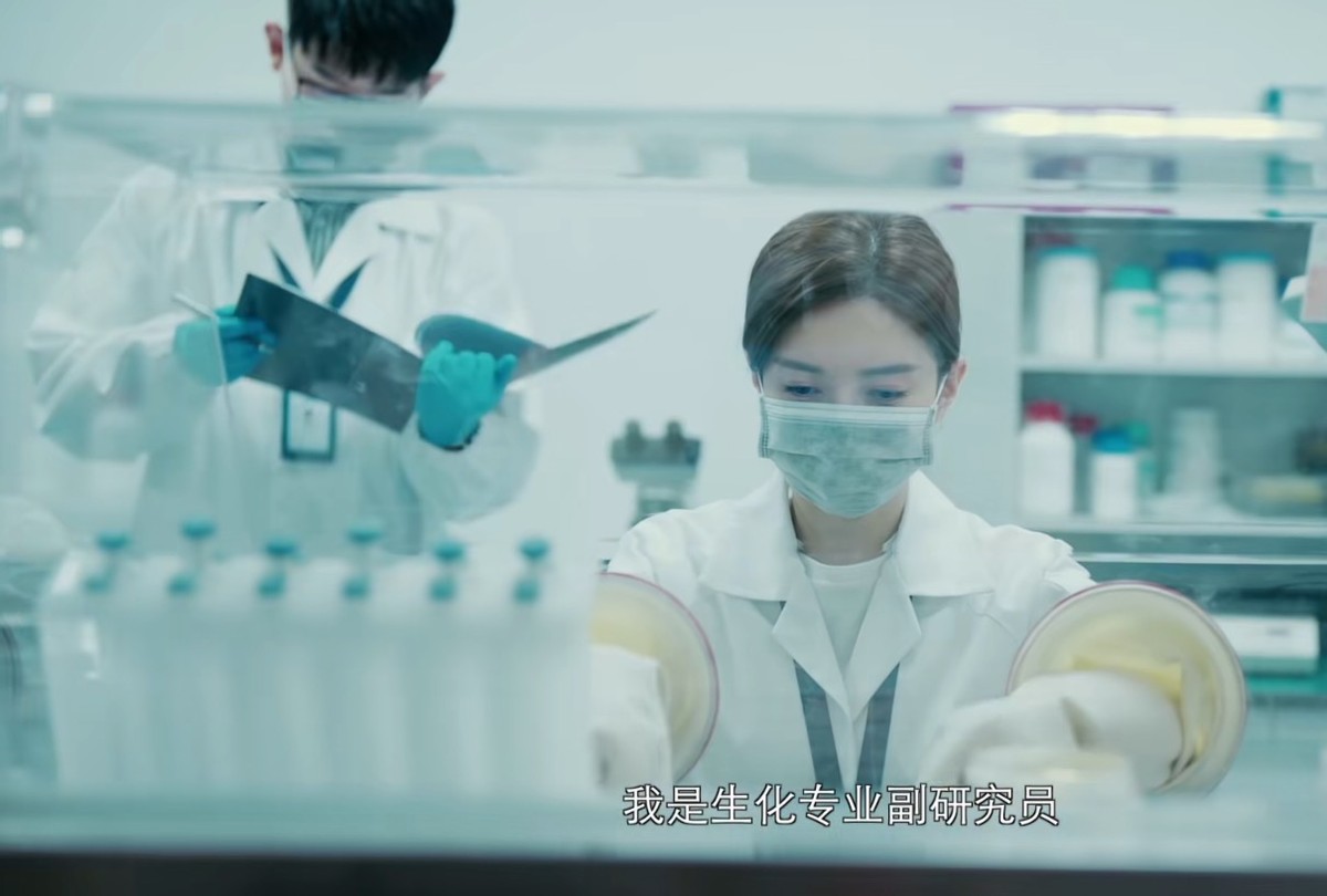 江疏影|《欢乐颂3》新海报磨皮引争议,五美像连连看,江疏影严重失真