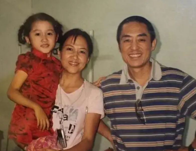 张艺谋|72岁张艺谋片场哄小孩!抱娃笑出一脸褶子,皮肤黝黑胳膊肌肉紧实