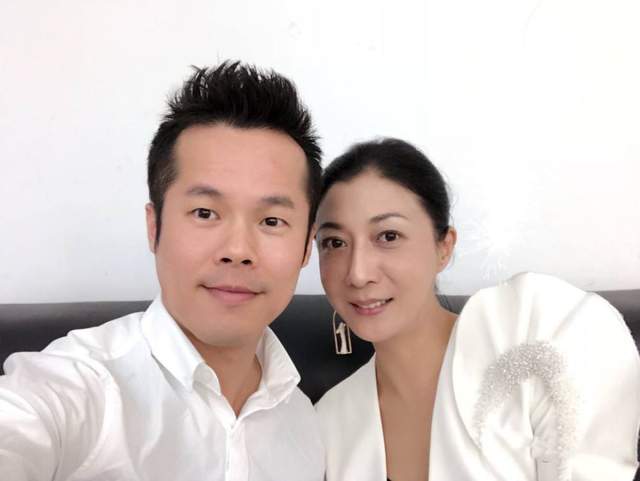 成龙前女友到工地干装修,一人兼职七份工作,气质和神色大不如前