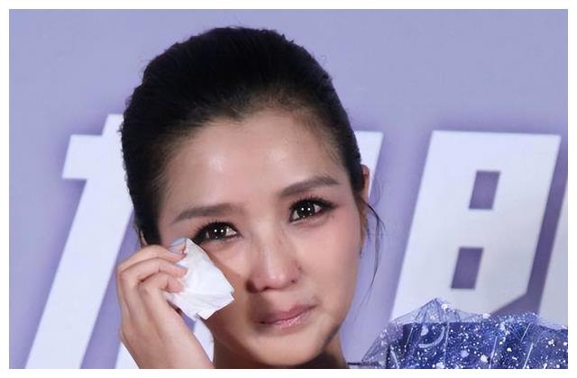 婚内出轨却倒打一耙，三个孩子两个爹，超女何洁到底在想什么？