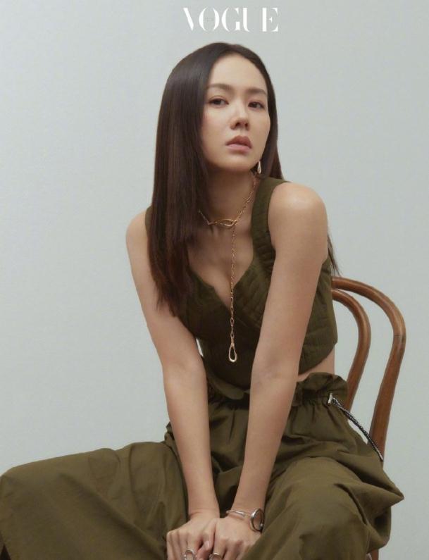 孙艺珍|准新娘孙艺珍写真曝光，镂空衣秀身材，40岁怼脸拍皮肤零瑕疵