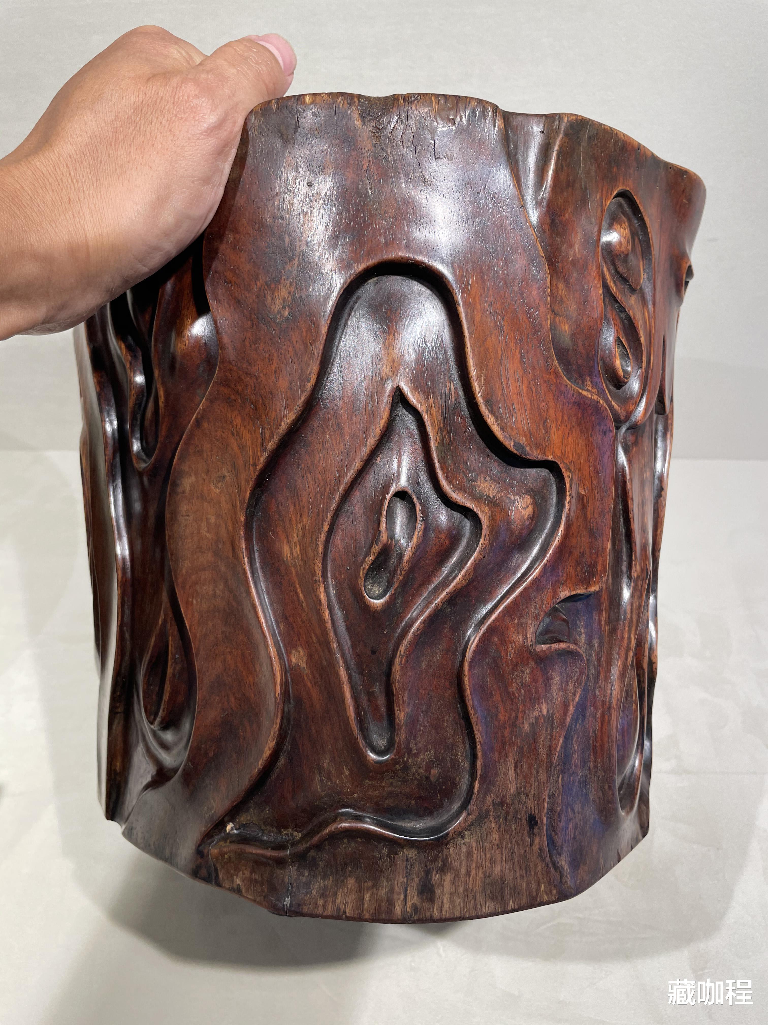 笔筒|仿树桩外皮剥落，黄花梨根雕笔海惟妙惟肖