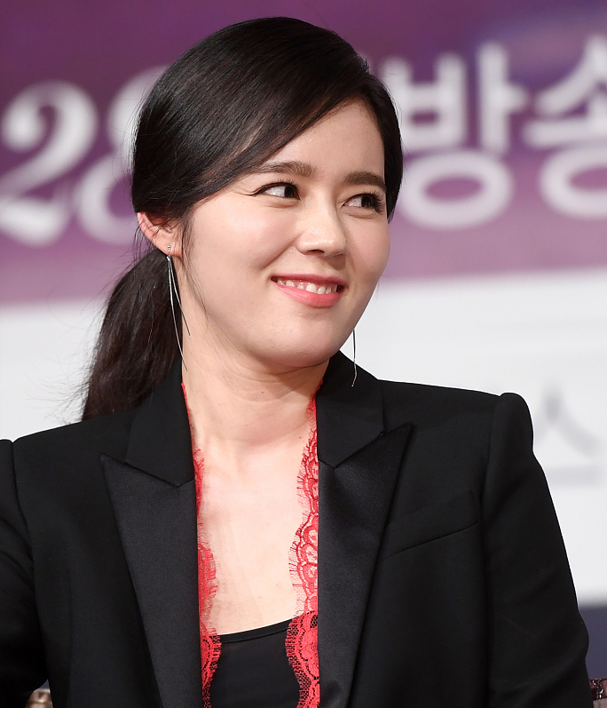 韩佳人真时髦,穿酒红蕾丝上衣配同色长裤大气时尚很优雅,超迷人