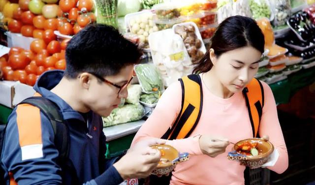 郭晶晶|郭晶晶太低调！生3娃霍家奖励13亿吃饭被偶遇所穿衣服不足50元