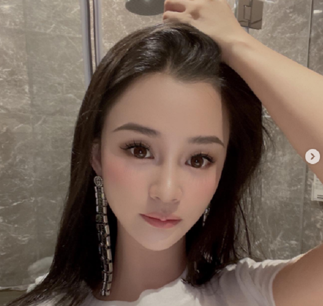 吴秀波|吴秀波前女友疑有新恋情，与壮硕男子甜蜜依偎，男方一身名牌吸睛