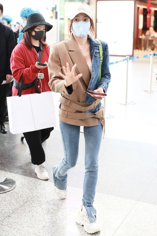 秦岚|秦岚私下里的衣品这么好，西装还穿拼接的，两边风格不同但超时髦