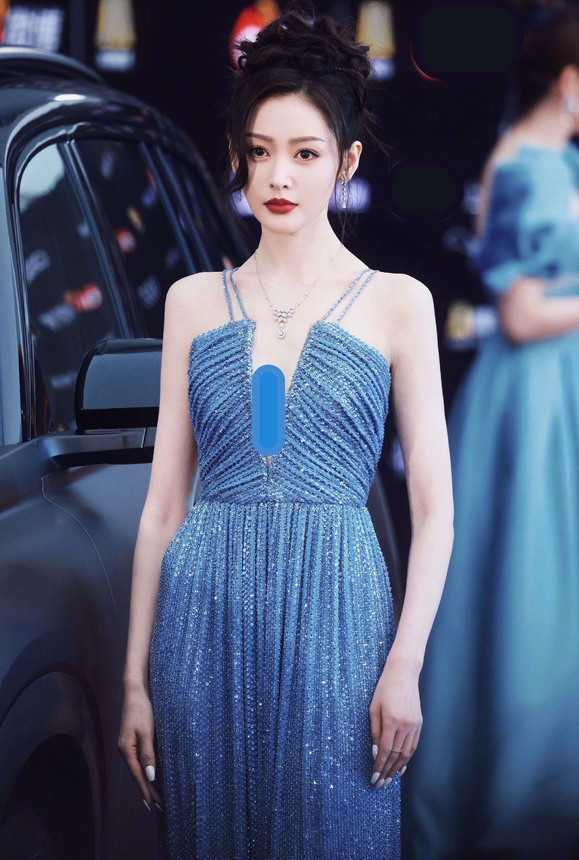 张天爱|张天爱是港风美人吧？穿深V晚礼服走红毯，一抹红唇全场最佳