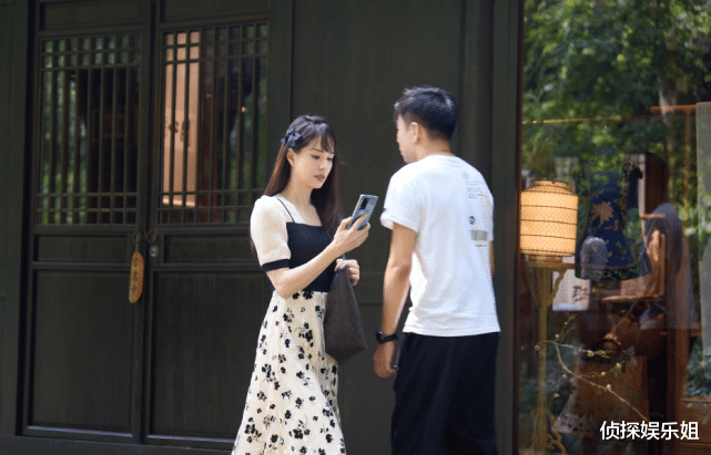 李若彤|56岁李若彤晒近照，空气刘海配清纯着装嫩回18岁，被赞像大学生