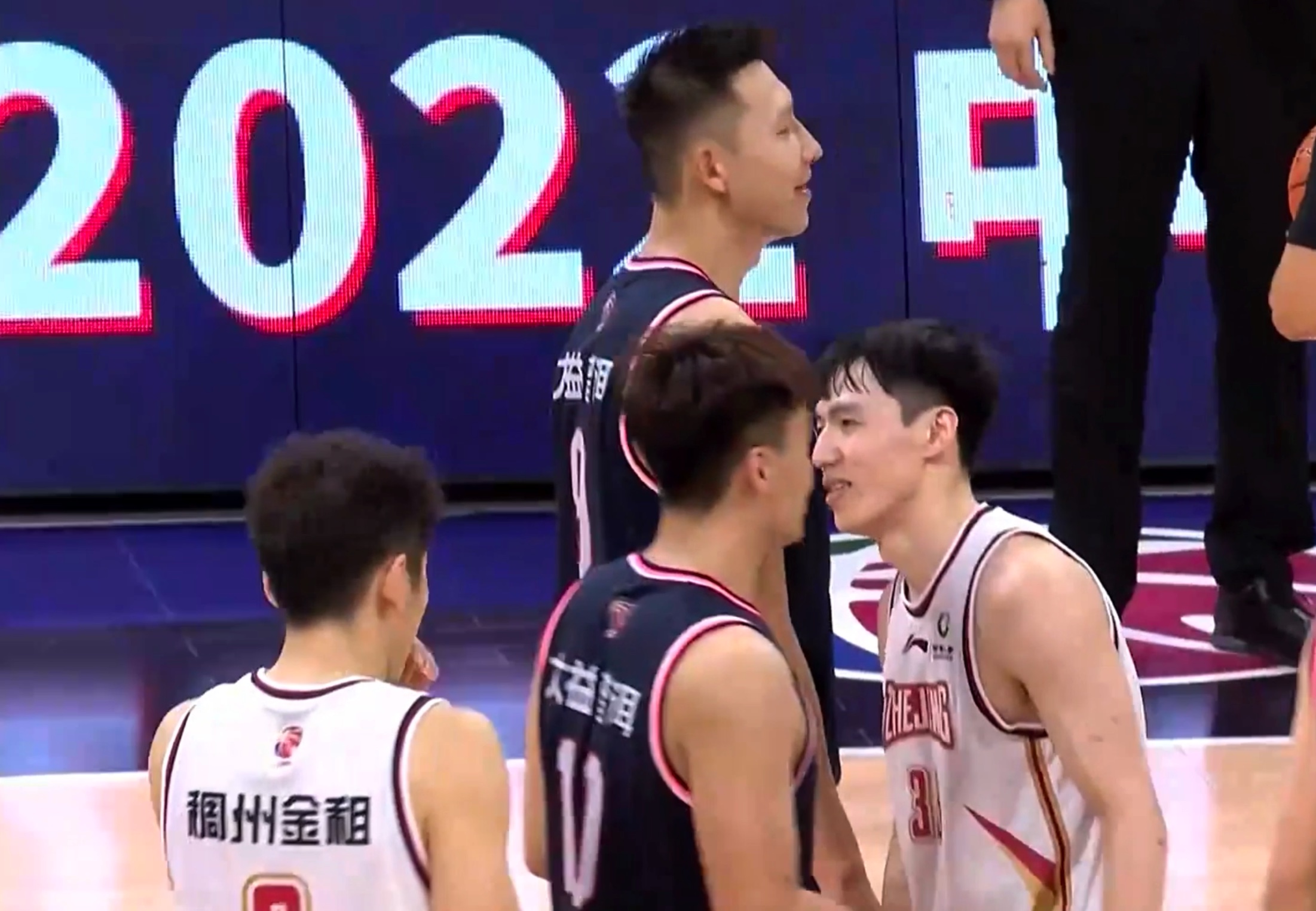 吴前|吴前罚球“失败”上热搜，易建联和周鹏留后路，郭艾伦也曾吃过亏