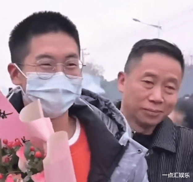 |孙卓白色夹克被“扒”，哥哥穿高档衣服，弟弟穿网友送的特制围裙