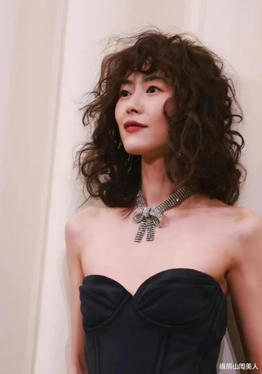 熬夜 放弃黑长直吧，显老！今年流行这3种“锁骨卷发”，洋气还显脸小