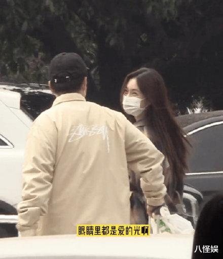 沈梦辰|沈梦辰嫁给海涛后好幸福，背上万元包现身机场发喜糖，笑得好甜